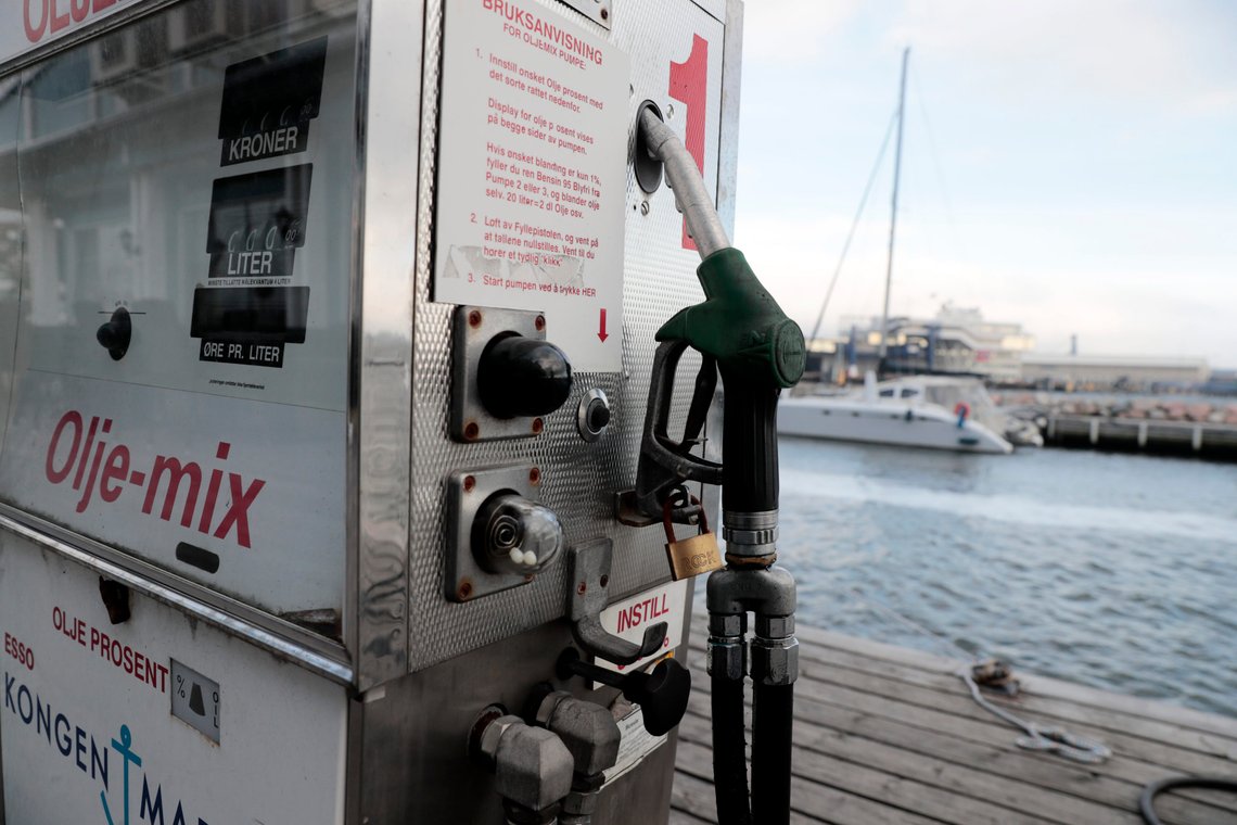 Oslo 20170404.
Ny bensin kan skape trøbbel for båteierne. Grunnen er at Stortinget har vedtatt at drivstofftypen E10 skal innføres som en bransjestandard i løpet av 2018. Tankestasjon på Kongen Marina i Oslo med dieselpumper og bensinpumper.
Foto: Lise Åserud / NTB Oslo 20170404.
Ny bensin kan skape trøbbel for båteierne. Grunnen er at Stortinget har vedtatt at drivstofftypen E10 skal innføres som en bransjestandard i løpet av 2018. Tankestasjon på Kongen Marina i Oslo med dieselpumper og bensinpumper.
Foto: Lise Åserud / NTB