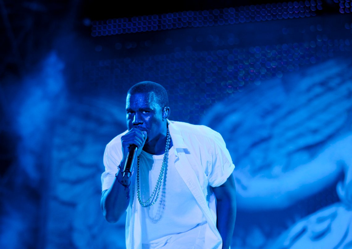 Adidas skriver av 700 millioner euro i regnskapet etter bruddet med rapper og designer Kanye West - også kjent som Ye - her på scenen under Øyafestivalen for noen år siden. Arkivfoto: Sara Johannessen Meek / NTB Adidas skriver av 700 millioner euro i regnskapet etter bruddet med rapper og designer Kanye West - også kjent som Ye - her på scenen under Øyafestivalen for noen år siden. Arkivfoto: Sara Johannessen Meek / NTB