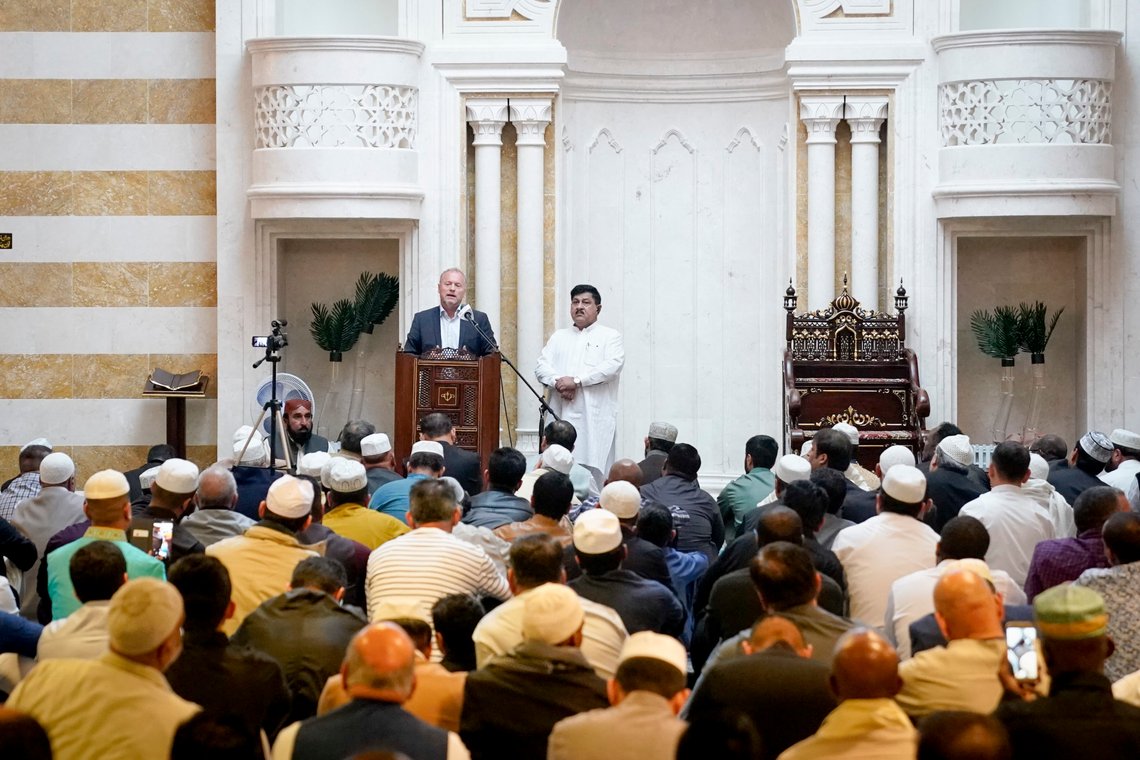 Byrådsleder Raymond Johansen fra Arbeiderpartiet besøker her moskeen Central Jamaat-e Ahl-e Sunnat og deres feiring av eid i Oslo i 2019. Foto: Fredrik Hagen, NTB Byrådsleder Raymond Johansen fra Arbeiderpartiet besøker her moskeen Central Jamaat-e Ahl-e Sunnat og deres feiring av eid i Oslo i 2019. Foto: Fredrik Hagen, NTB