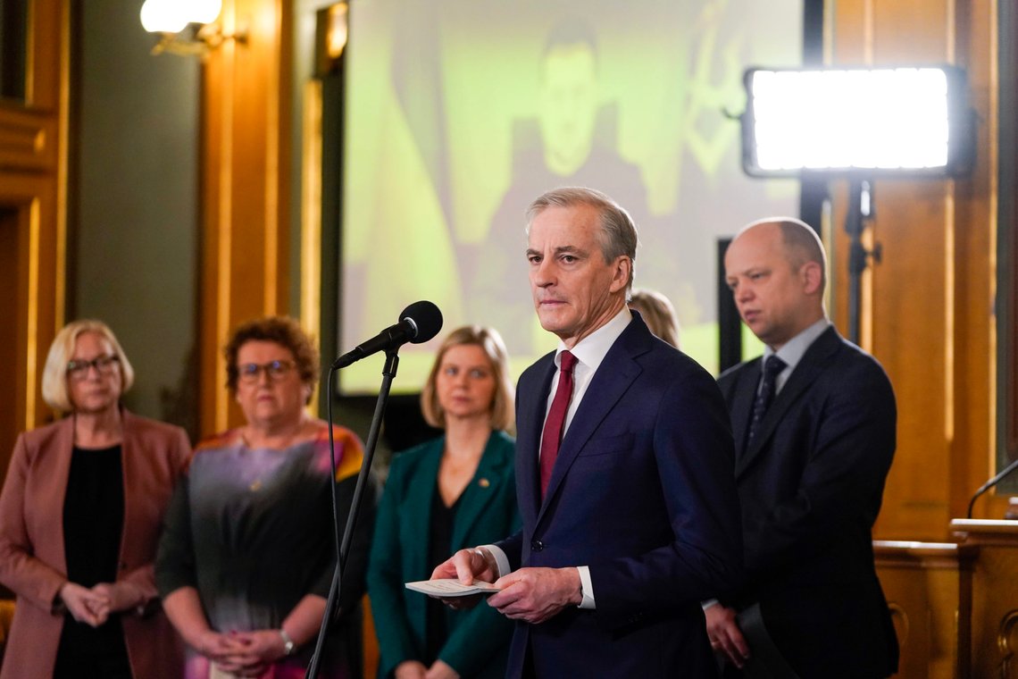 Statsminister Jonas Gahr Støre (Ap) ble onsdag utfordret om EUs fjerde energimarkedspakke i Stortinget. Finansminister Trygve Slagsvold Vedum (t.h) og Senterpartiet vil avvise den. Venstre-leder Guri Melby, som også står i bakgrunnen, mener det motsatte. Bildet ble tatt ved en tidligere anledning. Foto: Terje Pedersen / NTB Statsminister Jonas Gahr Støre (Ap) ble onsdag utfordret om EUs fjerde energimarkedspakke i Stortinget. Finansminister Trygve Slagsvold Vedum (t.h) og Senterpartiet vil avvise den. Venstre-leder Guri Melby, som også står i bakgrunnen, mener det motsatte. Bildet ble tatt ved en tidligere anledning. Foto: Terje Pedersen / NTB