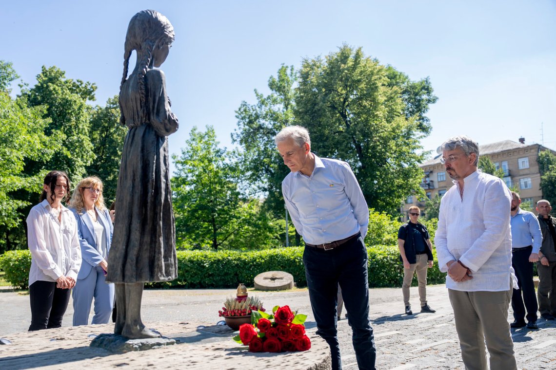 Statsminister Jonas Gahr Støre besøkte Holodomor museum i Kyiv i Ukraina.
Foto: Javad Parsa / NTB Statsminister Jonas Gahr Støre besøkte Holodomor museum i Kyiv i Ukraina.
Foto: Javad Parsa / NTB