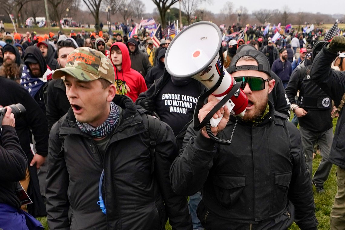 Proud Boys og Oath Keepers var infiltrert lenge før 6. januar. De orange farvene i bakgrunnen tilhører provokatører. FILE - Proud Boys members Zachary Rehl, left, and Ethan Nordean, left, walk toward the U.S. Capitol in Washington, in support of President Donald Trump on Jan. 6, 2021. A federal judge on Tuesday, Dec. 28 refused to dismiss an indictment charging four alleged leaders of the far-right Proud Boys, Ethan Nordean, Joseph Biggs, Zachary Rehl and Charles Donohoe, with conspiring to attack the U.S. Capitol to stop Congress from certifying President Joe Biden's electoral victory. (AP Photo/Carolyn Kaster, File) Proud Boys og Oath Keepers var infiltrert lenge før 6. januar. De orange farvene i bakgrunnen tilhører provokatører. FILE - Proud Boys members Zachary Rehl, left, and Ethan Nordean, left, walk toward the U.S. Capitol in Washington, in support of President Donald Trump on Jan. 6, 2021. A federal judge on Tuesday, Dec. 28 refused to dismiss an indictment charging four alleged leaders of the far-right Proud Boys, Ethan Nordean, Joseph Biggs, Zachary Rehl and Charles Donohoe, with conspiring to attack the U.S. Capitol to stop Congress from certifying President Joe Biden's electoral victory. (AP Photo/Carolyn Kaster, File)