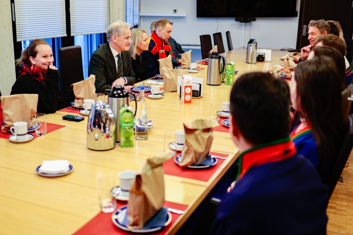 Fredag hadde statsminister Jonas Gahr Støre (Ap) invitert reindriftsutøvere fra Fosen i Trøndelag på frokost på Statsministerens kontor. Foto: Alf Simensen / NTB Fredag hadde statsminister Jonas Gahr Støre (Ap) invitert reindriftsutøvere fra Fosen i Trøndelag på frokost på Statsministerens kontor. Foto: Alf Simensen / NTB