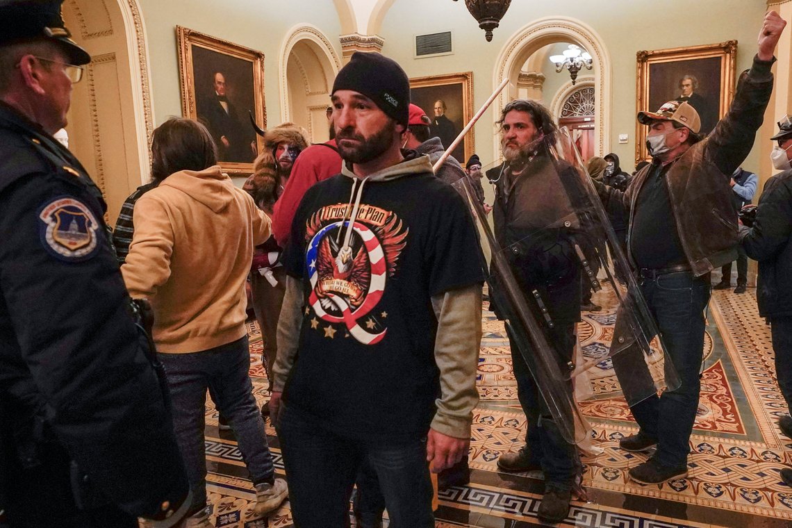 Også venstreorienterte AP måtte tirsdag anerkjenne Tuckers program.FILE - Rioters are confronted by U.S. Capitol Police officers outside the Senate Chamber inside the Capitol, Wednesday, Jan. 6, 2021, in Washington. Speaker Kevin McCarthy’s decision to unleash a trove of Jan. 6 Capitol attack footage to Fox News’ Tucker Carlson has launched a wholesale rewriting of the history of the deadly siege. Carlson aired the first installment of some 41,000 hours of security footage on his prime-time show and promised more Tuesday. (AP Photo/Manuel Balce Ceneta, File) Også venstreorienterte AP måtte tirsdag anerkjenne Tuckers program.FILE - Rioters are confronted by U.S. Capitol Police officers outside the Senate Chamber inside the Capitol, Wednesday, Jan. 6, 2021, in Washington. Speaker Kevin McCarthy’s decision to unleash a trove of Jan. 6 Capitol attack footage to Fox News’ Tucker Carlson has launched a wholesale rewriting of the history of the deadly siege. Carlson aired the first installment of some 41,000 hours of security footage on his prime-time show and promised more Tuesday. (AP Photo/Manuel Balce Ceneta, File)