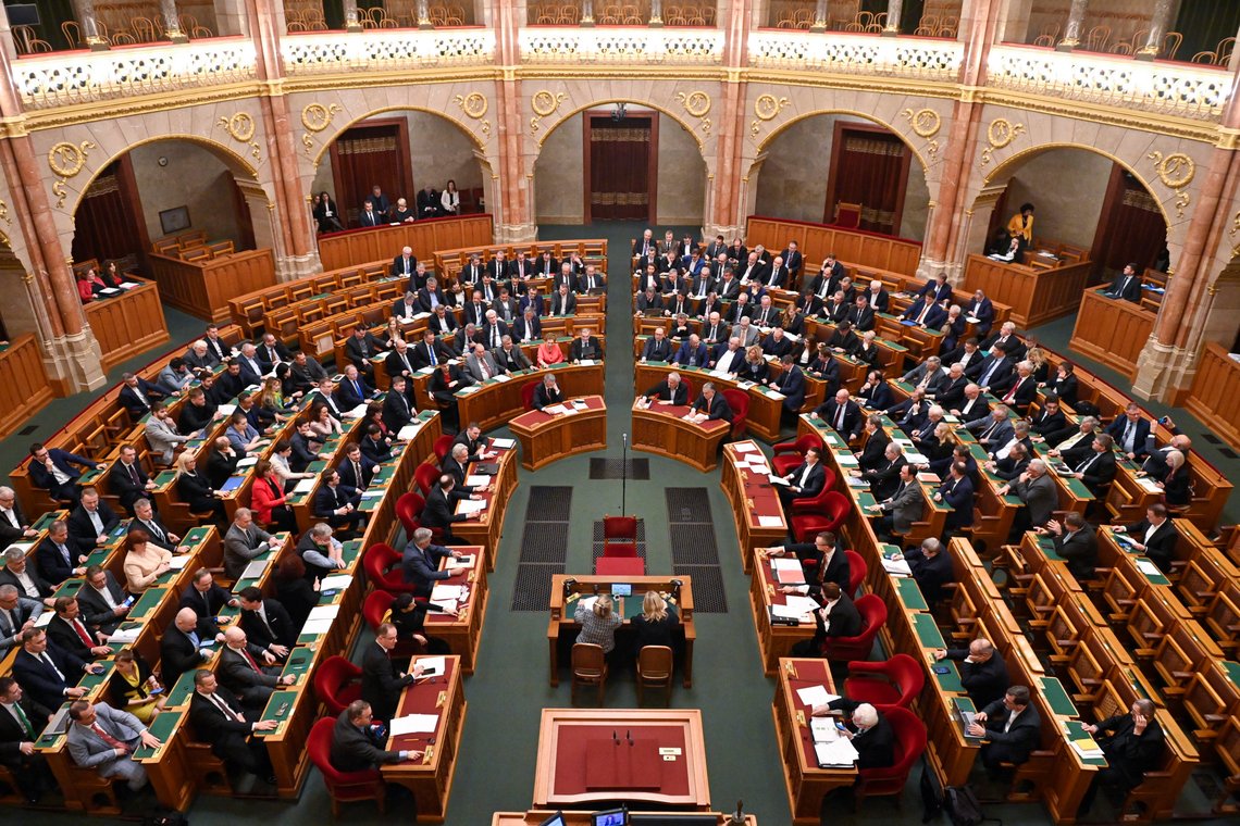 Den ungarske nasjonalforsamlingen stemte for et finsk nato-medlemskap mandag. Et overveldende flertall sa ja. Foto: Denes Erdos / AP / NTB Den ungarske nasjonalforsamlingen stemte for et finsk nato-medlemskap mandag. Et overveldende flertall sa ja. Foto: Denes Erdos / AP / NTB