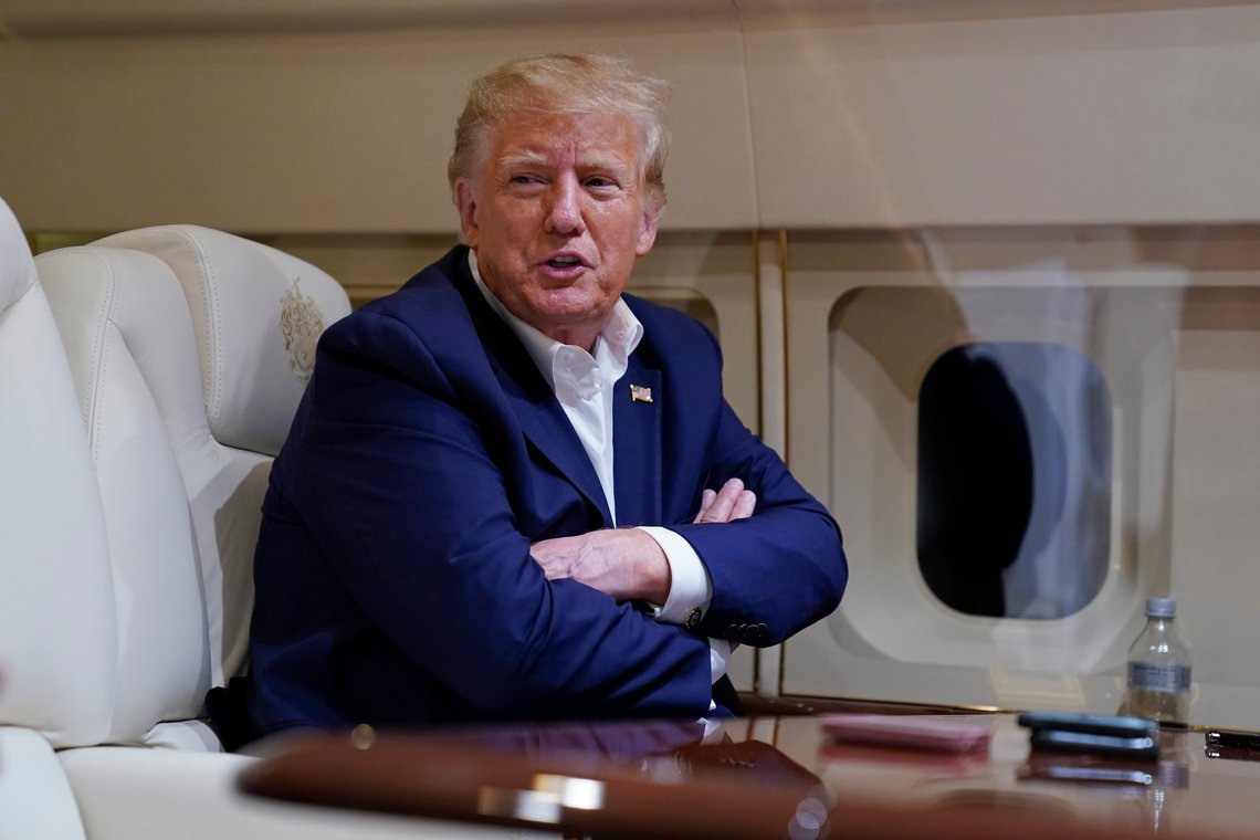 Tidligere president Donald Trump snakker med journalister på flyet sitt etter et valgkampmøte på Waco Regional Airport i Waco, Texas, 25. mars 2023, på vei til West Palm Beach, Florida. Mens Trump protesterer mot en mulig tiltale i New York, lener teamet hans seg mot en strategi som stille har blitt en hjørnestein i kampanjen hans: å slippe videoer laget for sosiale medier som reagerer på nyhetene og skisserer agendaen hans for en ny periode.
Foto: AP/Evan Vucci Tidligere president Donald Trump snakker med journalister på flyet sitt etter et valgkampmøte på Waco Regional Airport i Waco, Texas, 25. mars 2023, på vei til West Palm Beach, Florida. Mens Trump protesterer mot en mulig tiltale i New York, lener teamet hans seg mot en strategi som stille har blitt en hjørnestein i kampanjen hans: å slippe videoer laget for sosiale medier som reagerer på nyhetene og skisserer agendaen hans for en ny periode.
Foto: AP/Evan Vucci