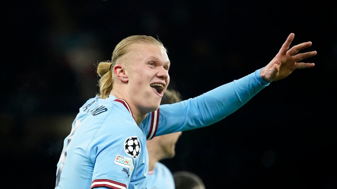 Erling Braut Haaland vinker til fansen og signaliserer at han har scoret fem mål mot RB Leipzig på hjemmebane. Foto: Dave Thompson / AP / NTB Erling Braut Haaland vinker til fansen og signaliserer at han har scoret fem mål mot RB Leipzig på hjemmebane. Foto: Dave Thompson / AP / NTB