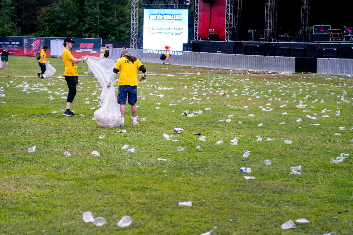 Plastsøppel ryddes bort på Ekebergsletta etter en konsert.
Foto: Gorm Kallestad / NTB Plastsøppel ryddes bort på Ekebergsletta etter en konsert.
Foto: Gorm Kallestad / NTB
