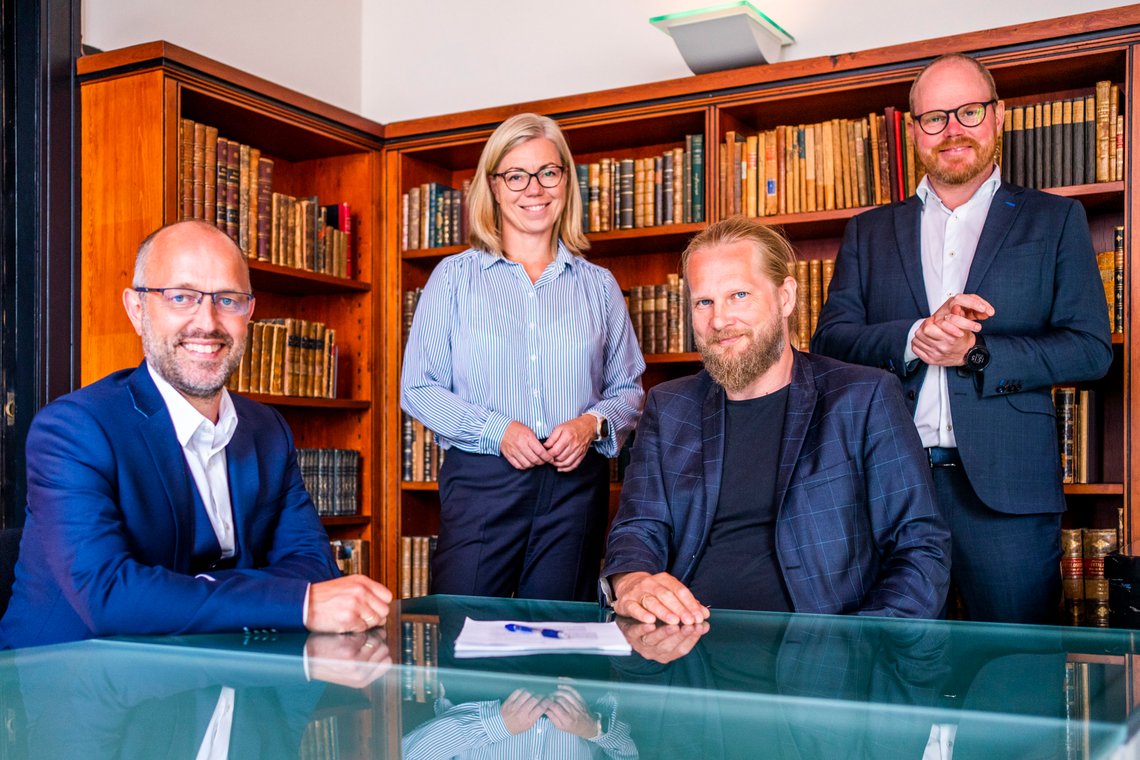 Oslo 20200824.
Et gigantisk prosjekt er på trappene når Nasjonalbiblioteket signerer intensjonsavtale om å digitalisere den 25 millioner bilder store fotosamlingen til VG, Aftenposten, NTB og Aktuell. Fra venstre: NTBs sjefredaktør Mads Yngve Storvik, Aftenpostens sjefredaktør Trine Eilertsen, direktør i Nasjonalbiblioteket Aslak Sira Myhre og VGs sjefredaktør Gard Steiro.
Foto: Håkon Mosvold Larsen / NTB Oslo 20200824.
Et gigantisk prosjekt er på trappene når Nasjonalbiblioteket signerer intensjonsavtale om å digitalisere den 25 millioner bilder store fotosamlingen til VG, Aftenposten, NTB og Aktuell. Fra venstre: NTBs sjefredaktør Mads Yngve Storvik, Aftenpostens sjefredaktør Trine Eilertsen, direktør i Nasjonalbiblioteket Aslak Sira Myhre og VGs sjefredaktør Gard Steiro.
Foto: Håkon Mosvold Larsen / NTB