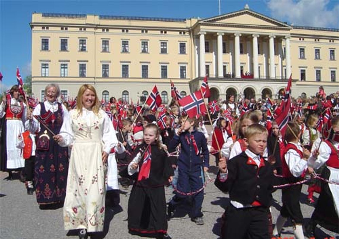 Lykkelige folk foran slottet på 17. mai. Men lykken blir stadig mer overfladisk. Foto: Wikipedia/ Norge er det minst lykkelige landet i Norden. Dette ifølge FNs årlige «lykkekåringen». Også britene blir mer misfornøyde med livet. Lykkelige folk foran slottet på 17. mai. Men lykken blir stadig mer overfladisk. Foto: Wikipedia/ Norge er det minst lykkelige landet i Norden. Dette ifølge FNs årlige «lykkekåringen». Også britene blir mer misfornøyde med livet.