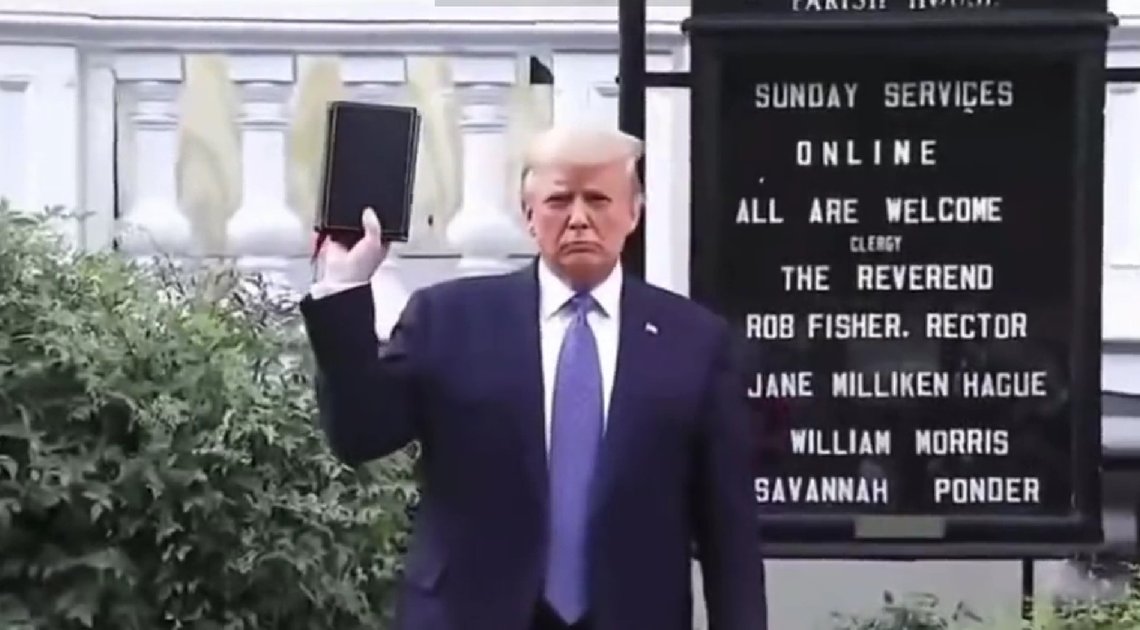 Nu også på hitlistene. Trump har sammen med J6 Prison Choir spilt inn singlen «Justice For All». Skjermdump fra Twitter Nu også på hitlistene. Trump har sammen med J6 Prison Choir spilt inn singlen «Justice For All». Skjermdump fra Twitter