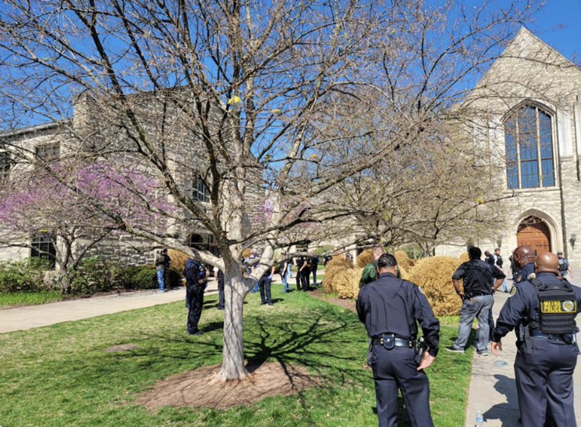 Minst tre barn og tre ansatte er drept i en skoleskyting i Nashville. En jente som så ut til å være en tenåring sto bak ugjerningen, og ble skutt og drept av politiet. Skjermdump Twitter/ Metro Nashville Police Department Minst tre barn og tre ansatte er drept i en skoleskyting i Nashville. En jente som så ut til å være en tenåring sto bak ugjerningen, og ble skutt og drept av politiet. Skjermdump Twitter/ Metro Nashville Police Department
