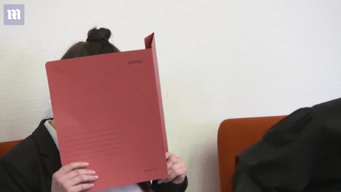 Den tyske IS-bruden som lot sin femårige slave dø av tørst i femti graders varme, dekket ansiktet i retten. Skjermdump Mail Online-video Den tyske IS-bruden som lot sin femårige slave dø av tørst i femti graders varme, dekket ansiktet i retten. Skjermdump Mail Online-video