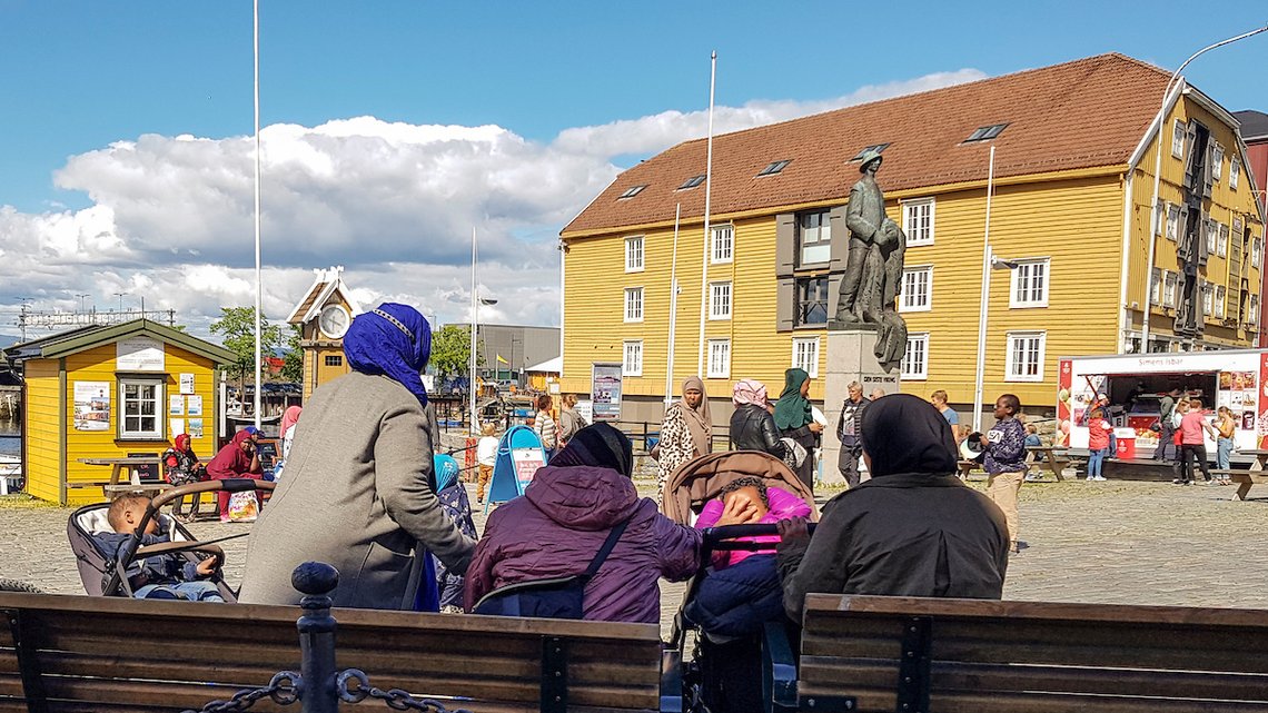 Somaliske kvinner koser seg i Ravnkloa i Trondheim. Et par barnevogner er også med på turen, ikke et sjeldent syn. Foto: Bente Haarstad Somaliske kvinner koser seg i Ravnkloa i Trondheim. Et par barnevogner er også med på turen, ikke et sjeldent syn. Foto: Bente Haarstad