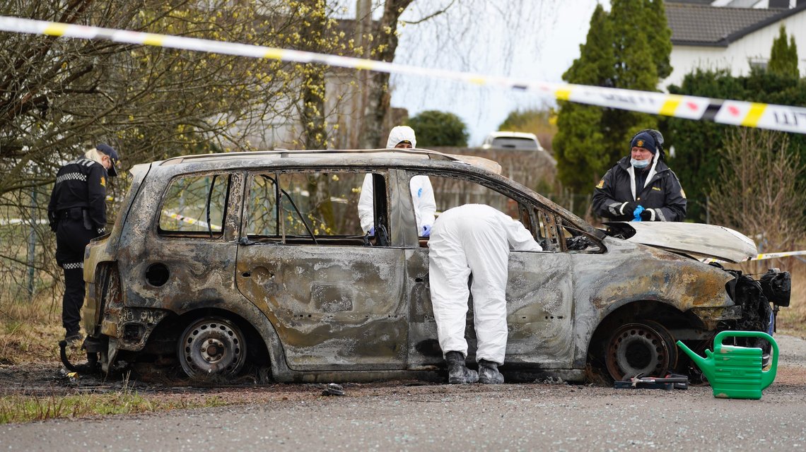 Bilen som skal ha blitt brukt under drapshandlingen, ble funnet i full fyr på Sem kort tid etter drapet. Foto: Ole Berg-Rusten / NTB Bilen som skal ha blitt brukt under drapshandlingen, ble funnet i full fyr på Sem kort tid etter drapet. Foto: Ole Berg-Rusten / NTB