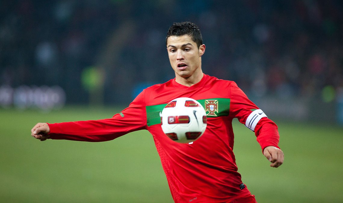Cristiano Ronaldo, her i den portugisiske landslagstrøya under en vennskapskamp mot Argentina. Foto: Ludovic Péron, Wikimedia Commons Cristiano Ronaldo, her i den portugisiske landslagstrøya under en vennskapskamp mot Argentina. Foto: Ludovic Péron, Wikimedia Commons