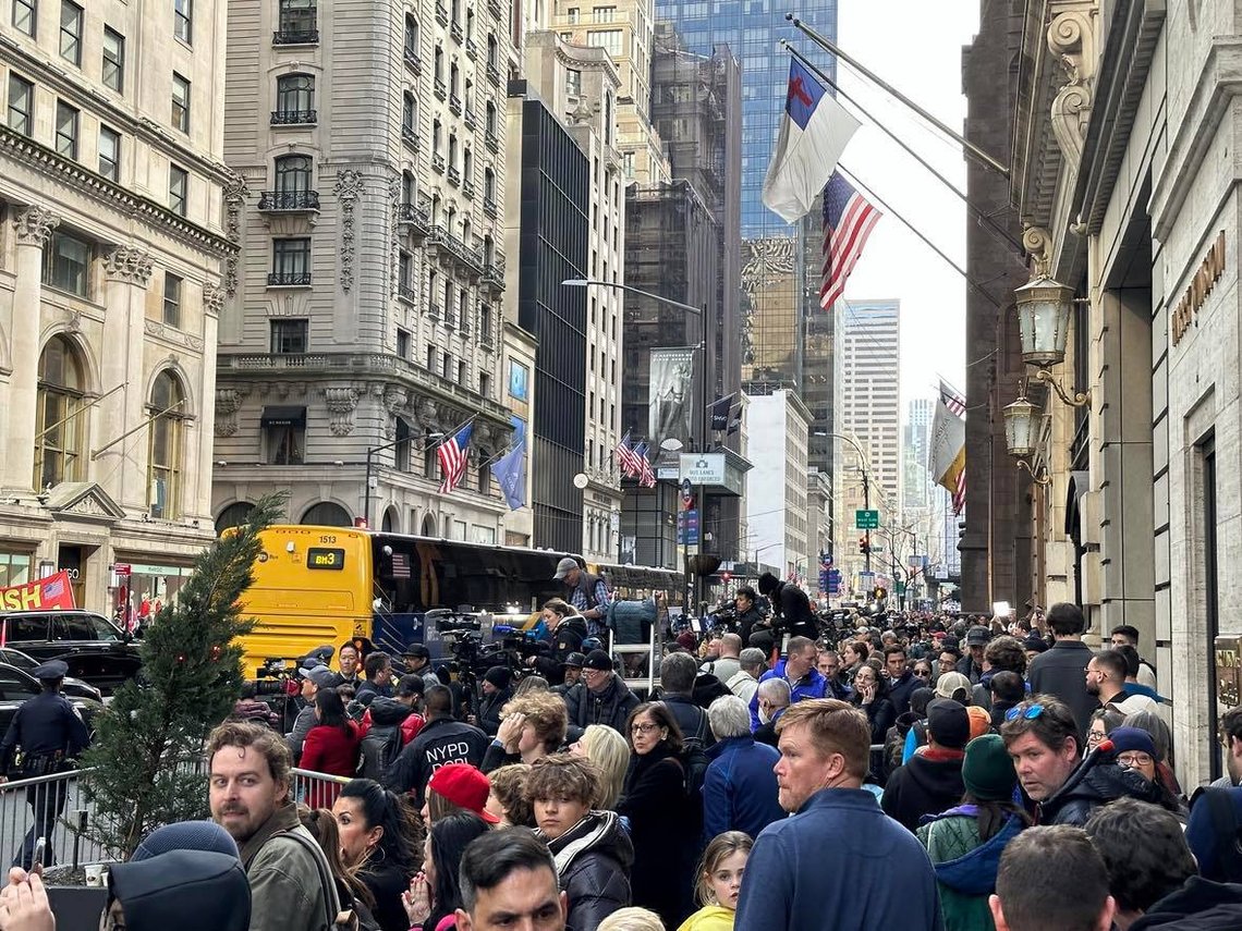 Tett med folk foran Trump Tower mandag. Foto: Henrik Sundt Tett med folk foran Trump Tower mandag. Foto: Henrik Sundt