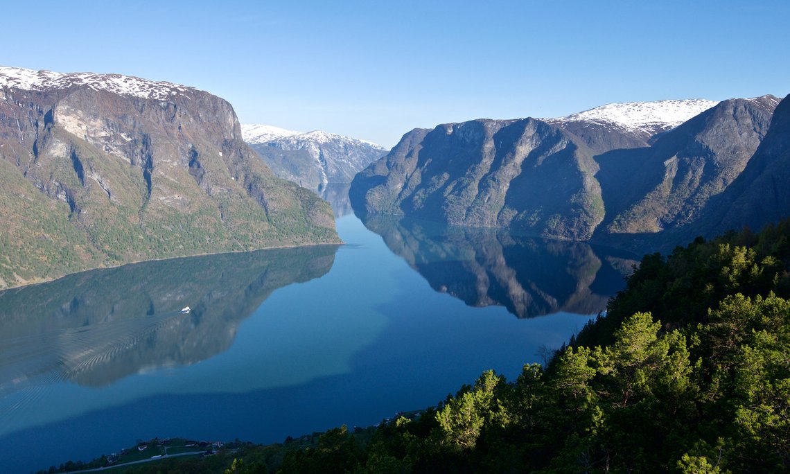 Aurlandsfjorden, en norsk perle og belønnet med en plass på UNESCOs Verdensarvliste. Men klimakravene som slike områder utsettes for av Stortinget skaper store problemer. Foto: Norwegian Fjords Aurlandsfjorden, en norsk perle og belønnet med en plass på UNESCOs Verdensarvliste. Men klimakravene som slike områder utsettes for av Stortinget skaper store problemer. Foto: Norwegian Fjords