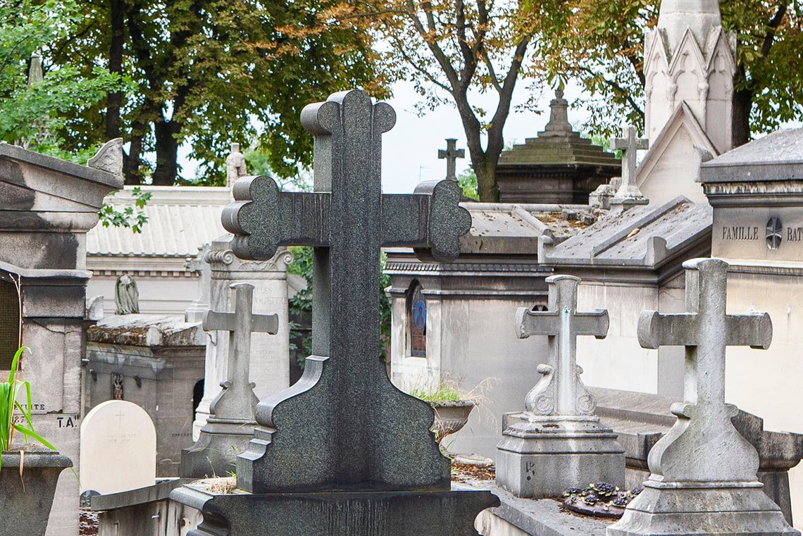Kirkegården Cimetière du Père Lachaise i Paris er en av de mest prestisjefylte endestasjoner i denne verden. Den som ender her får selskap av interessante personligheter som Balzac, Apollinaire, Chopin, Colette, La Fontaine, Molière, Yves Montand, Jim Morrison, Musset, Edith Piaf, Pissarro, Oscar Wilde – for å nevne noen få. Foto: Arnt Jensvoll / Document Kirkegården Cimetière du Père Lachaise i Paris er en av de mest prestisjefylte endestasjoner i denne verden. Den som ender her får selskap av interessante personligheter som Balzac, Apollinaire, Chopin, Colette, La Fontaine, Molière, Yves Montand, Jim Morrison, Musset, Edith Piaf, Pissarro, Oscar Wilde – for å nevne noen få. Foto: Arnt Jensvoll / Document
