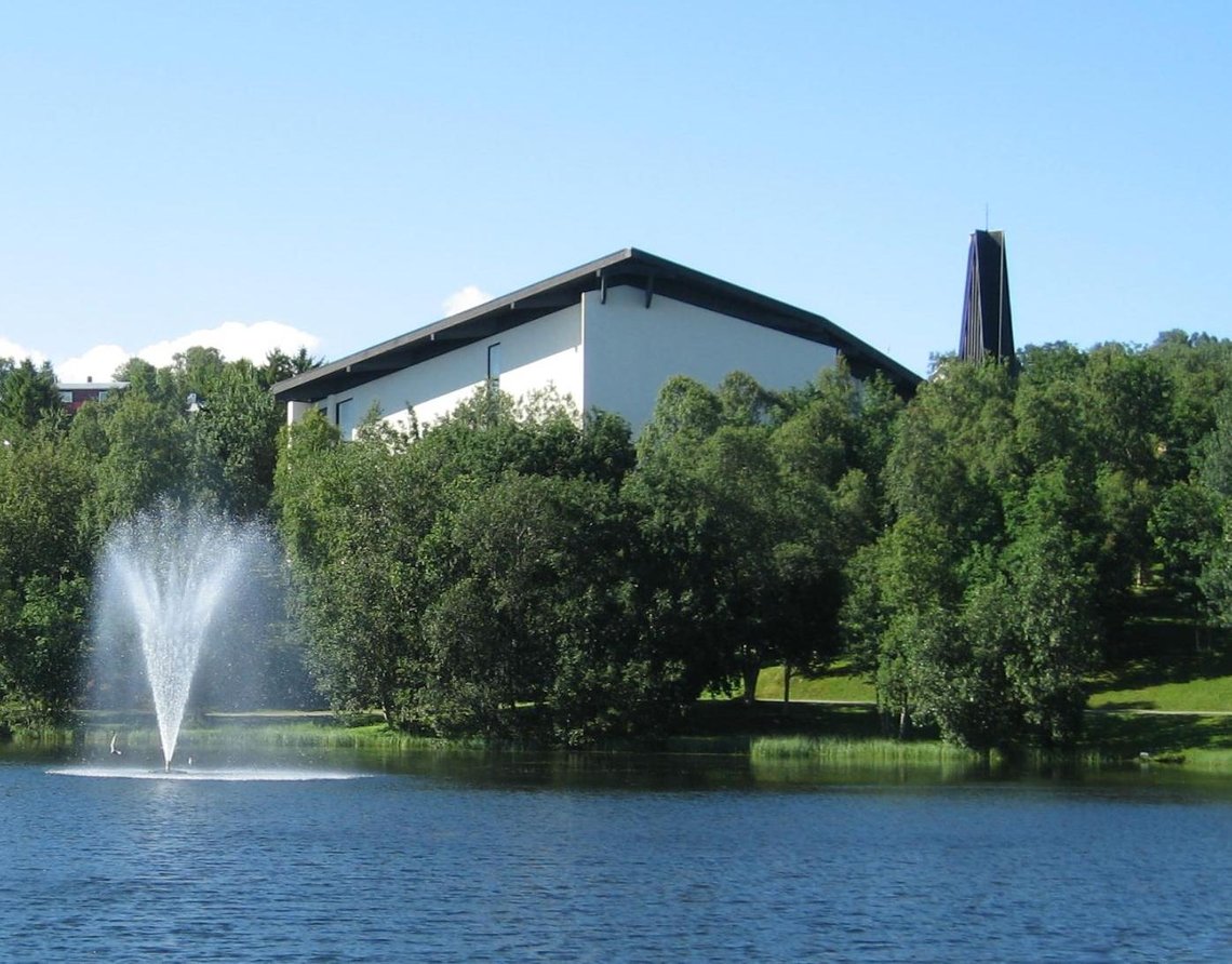 Finnsnes kirke. Her har familien Collin oppholdt seg i åtte år. Nå sikres de opphold i Norge, takket være SV. Foto: Persa/ Wikipedia Finnsnes kirke. Her har familien Collin oppholdt seg i åtte år. Nå sikres de opphold i Norge, takket være SV. Foto: Persa/ Wikipedia