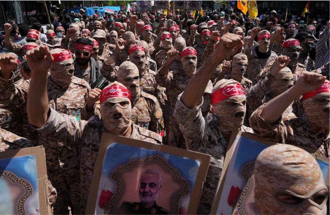 Iranske sikkerhetsstyrker, godt hjulpet av den halvmilitære Basij-militsen (bildet), har i stor grad knust protestene som brøt ut mot regimet sist høst. Over 500 demonstranter er drept, og tusenvis er kastet i fengsel. Mange av ofrene er mindreårige som ifølge Human Rights Watch utsettes for grov tortur. Foto: AP / NTB Iranske sikkerhetsstyrker, godt hjulpet av den halvmilitære Basij-militsen (bildet), har i stor grad knust protestene som brøt ut mot regimet sist høst. Over 500 demonstranter er drept, og tusenvis er kastet i fengsel. Mange av ofrene er mindreårige som ifølge Human Rights Watch utsettes for grov tortur. Foto: AP / NTB