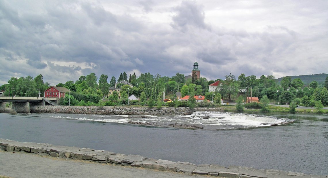 Kongsberg ser idyllisk ut, helt til noen angriper deg med kniv. Foto: Mahlum/ Wikipedia Kongsberg ser idyllisk ut, helt til noen angriper deg med kniv. Foto: Mahlum/ Wikipedia