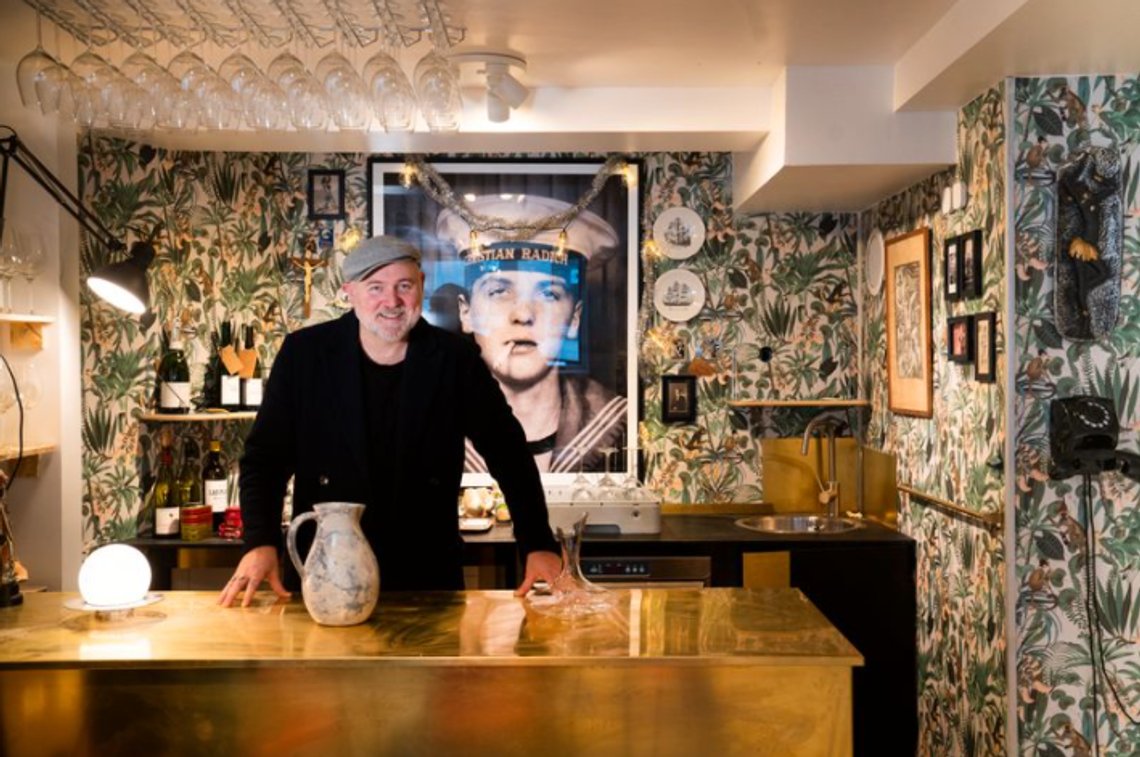 Stian Robberstad bak den lille baren som ikke har plass til et vinskap. Stian Robberstad/ Matros Stian Robberstad bak den lille baren som ikke har plass til et vinskap. Stian Robberstad/ Matros