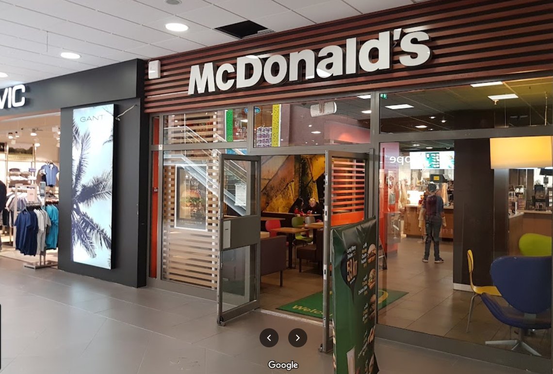 Overgrepet skal ha skjedd inne på denne Mc'Donalds restauranten på Moa kjøpesenter i Ålesund. Foto: Google Maps Overgrepet skal ha skjedd inne på denne Mc'Donalds restauranten på Moa kjøpesenter i Ålesund. Foto: Google Maps