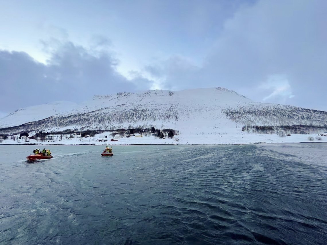 To personer omkom i et snøskred på Reinøya fredag ettermiddag. Lørdag har det gått flere skred rundt om i Troms, og myndigheter ber folk være varsomme og ikke ferdes i fjellet. Foto: Redningsselskapet/RS 152 Bergesen d.y. / NTB To personer omkom i et snøskred på Reinøya fredag ettermiddag. Lørdag har det gått flere skred rundt om i Troms, og myndigheter ber folk være varsomme og ikke ferdes i fjellet. Foto: Redningsselskapet/RS 152 Bergesen d.y. / NTB