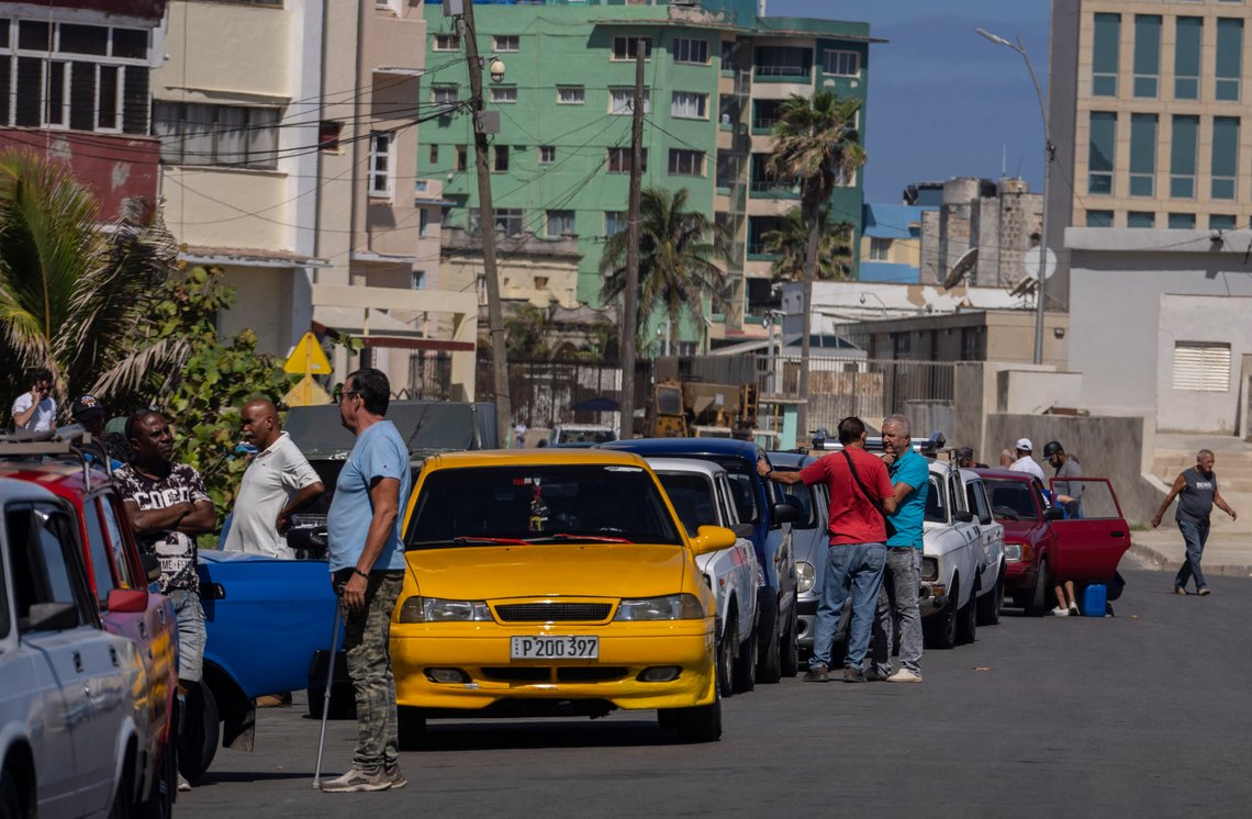 Bilister i endeløse køer i Havana, Cuba. Landet mangler drivstoff, og nærmer seg avgrunnen. Foto: AP /Ramon Espinosa/ NTB Bilister i endeløse køer i Havana, Cuba. Landet mangler drivstoff, og nærmer seg avgrunnen. Foto: AP /Ramon Espinosa/ NTB