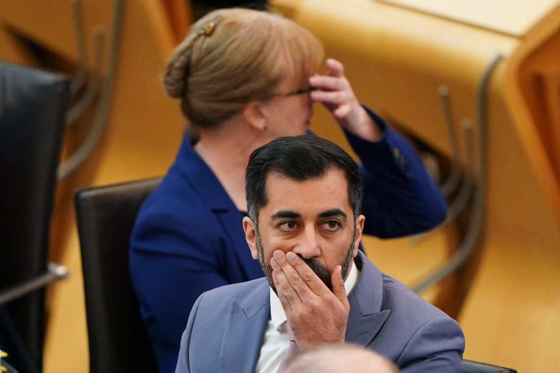 Humza Yousaf har fått en tøff start på sin karriere som den første muslimske førsteministeren i Skottland. Foto: Andrew Milligan/PA via AP / NTB Humza Yousaf har fått en tøff start på sin karriere som den første muslimske førsteministeren i Skottland. Foto: Andrew Milligan/PA via AP / NTB