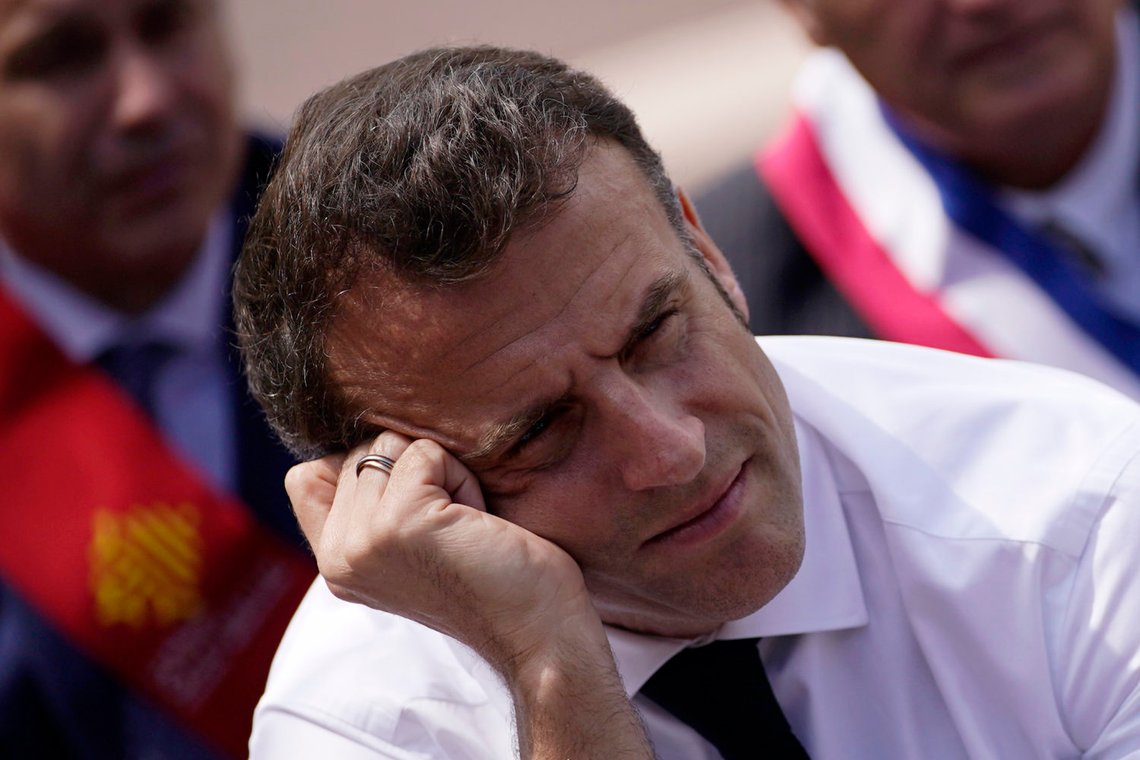 Frankrikes president Emmanuel Macron er en upopulær mann, og nå er han redd for at Marine Le Pen kan komme til makten. Foto: AP/Daniel Cole Frankrikes president Emmanuel Macron er en upopulær mann, og nå er han redd for at Marine Le Pen kan komme til makten. Foto: AP/Daniel Cole