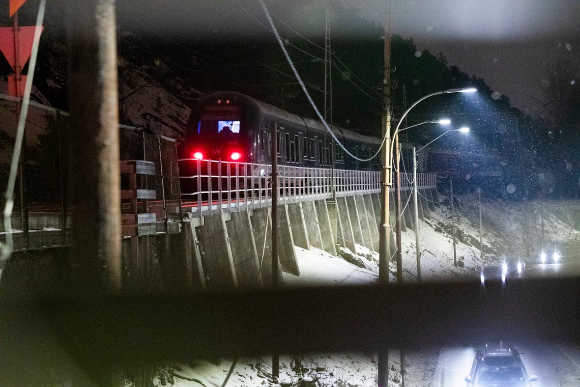 Oslo 20210114.
Et tog har revet ned en strømledning mellom Oslo S og Bekkelaget. Trafikken står og passasjerene ble evakuert ut av toget og kjørt videre i buss.
Foto: Berit Roald / NTB Oslo 20210114.
Et tog har revet ned en strømledning mellom Oslo S og Bekkelaget. Trafikken står og passasjerene ble evakuert ut av toget og kjørt videre i buss.
Foto: Berit Roald / NTB