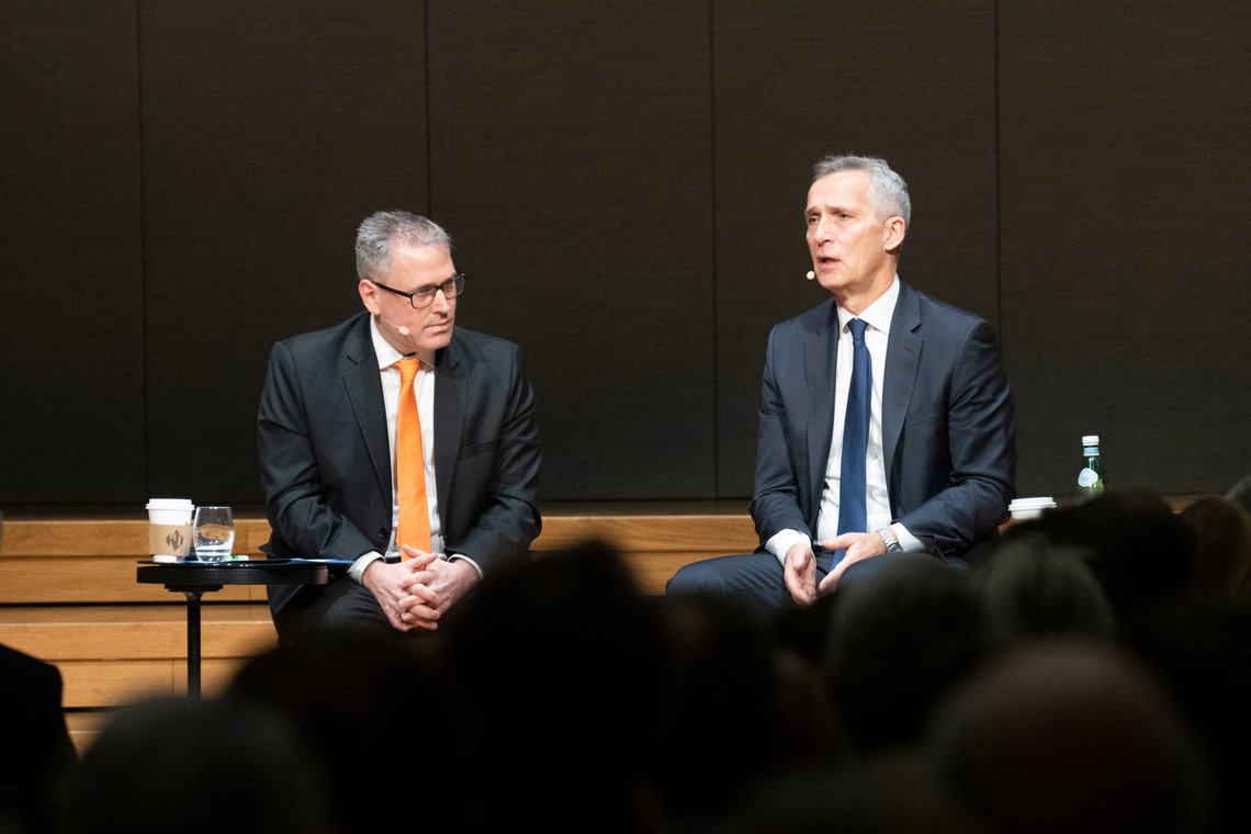 Oslo 20221208.
Rådgiver i Civita Eirik Løkke i samtale med Jens Stoltenberg. Generalsekretær i NATO Jens Stoltenberg holder foredraget om Russland, Ukraina og Natos sikkerhets-politiske utfordringer under Civitafrokost i Universitetets aula.
Foto: Terje Bendiksby / NTB Oslo 20221208.
Rådgiver i Civita Eirik Løkke i samtale med Jens Stoltenberg. Generalsekretær i NATO Jens Stoltenberg holder foredraget om Russland, Ukraina og Natos sikkerhets-politiske utfordringer under Civitafrokost i Universitetets aula.
Foto: Terje Bendiksby / NTB
