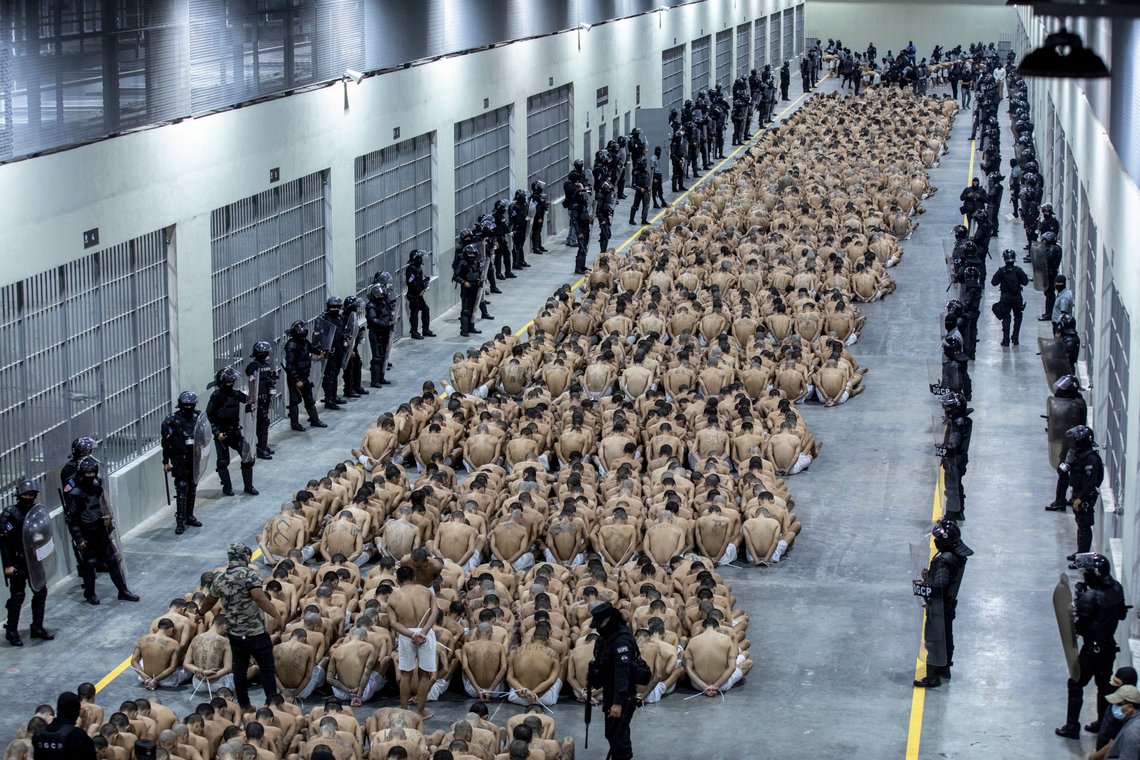 Regjeringen vil gjerne vise fram de mange, angivelige bandemedlemmene de har pågrepet. Her fra av de store fengslene i El Salvador. Foto: El Salvador presidential press office via AP / NTB Regjeringen vil gjerne vise fram de mange, angivelige bandemedlemmene de har pågrepet. Her fra av de store fengslene i El Salvador. Foto: El Salvador presidential press office via AP / NTB