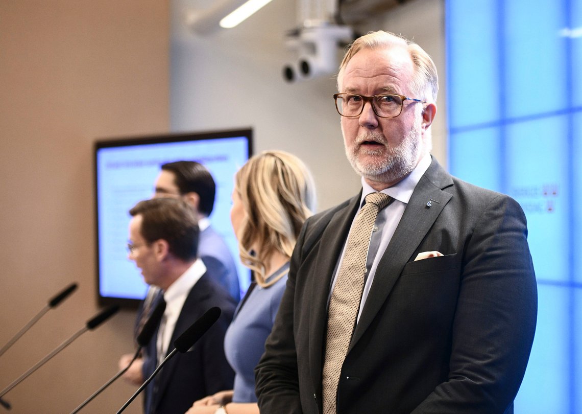 Johan Pehrson (L) så betenkt ut allerede under regjeringsforhandlingene i oktober. Nå sier han at Tidöavtalen kun må oppfattes som en arbeidsplan. Foto: Tim Aro/TT / NTB Johan Pehrson (L) så betenkt ut allerede under regjeringsforhandlingene i oktober. Nå sier han at Tidöavtalen kun må oppfattes som en arbeidsplan. Foto: Tim Aro/TT / NTB