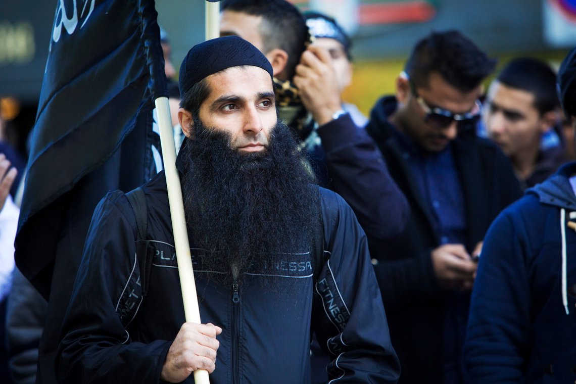 TERROR: Arfan Bhatti, her fra en demonstrasjon utenfor den amerikanske ambassaden i 2021, er siktet for medvirkning til terrorangrepet i Oslo 25. juni 2022. Ifølge NRK vil politiet tiltale Bhatti for grov terror. Foto: Kyrre Lien / NTB TERROR: Arfan Bhatti, her fra en demonstrasjon utenfor den amerikanske ambassaden i 2021, er siktet for medvirkning til terrorangrepet i Oslo 25. juni 2022. Ifølge NRK vil politiet tiltale Bhatti for grov terror. Foto: Kyrre Lien / NTB