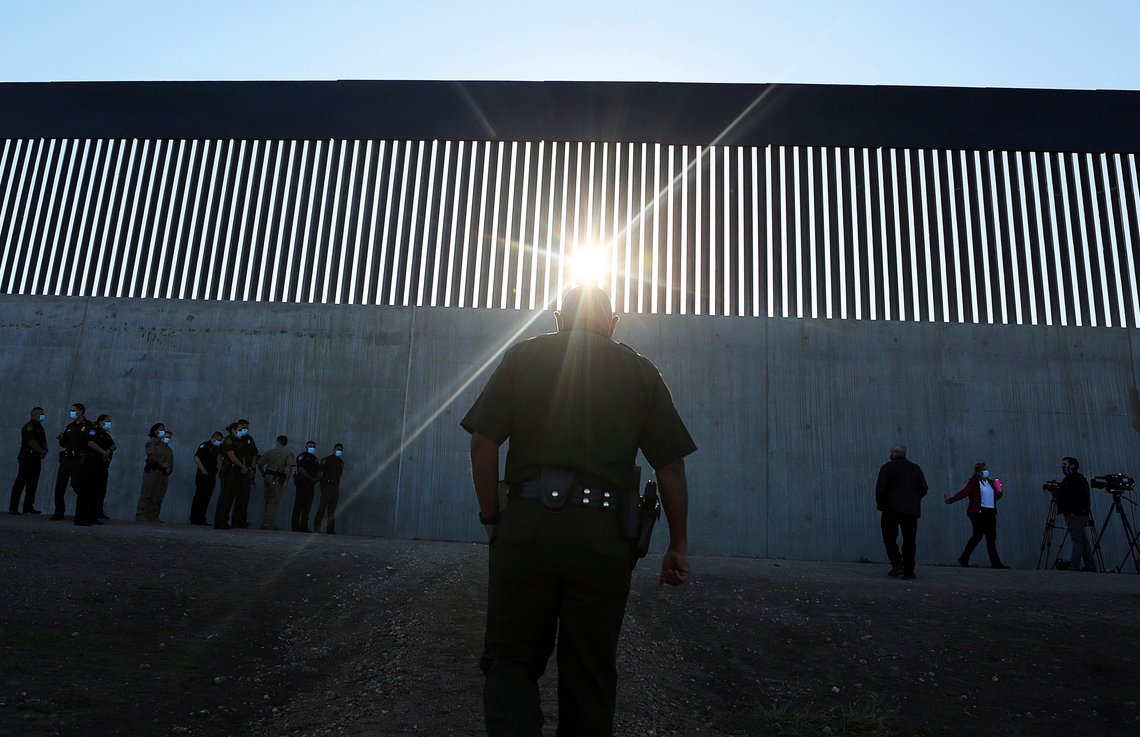 En amerikansk grensevakt står foran en del av muren i McAllen i Texas, på grensen mellom USA og Mexico. Men Trump fikk aldri fullført byggingen av muren, og under Biden-regimet er grensen i sør vid åpen. Foto: Joel Martinez / The Monitor / AP / NTB En amerikansk grensevakt står foran en del av muren i McAllen i Texas, på grensen mellom USA og Mexico. Men Trump fikk aldri fullført byggingen av muren, og under Biden-regimet er grensen i sør vid åpen. Foto: Joel Martinez / The Monitor / AP / NTB