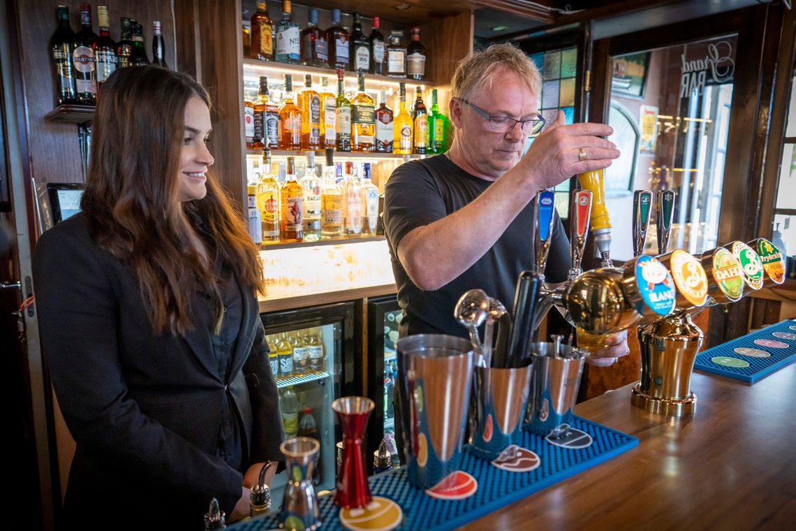 Tidligere Frp-politiker Per Sandberg har drevet pub i Halden sammen med kjæresten de siste årene. Her tapper han sin første halvliter mens Bahareh Letnes ser på under åpningen av puben Grand Bar. Foto: Heiko Junge / NTB Tidligere Frp-politiker Per Sandberg har drevet pub i Halden sammen med kjæresten de siste årene. Her tapper han sin første halvliter mens Bahareh Letnes ser på under åpningen av puben Grand Bar. Foto: Heiko Junge / NTB