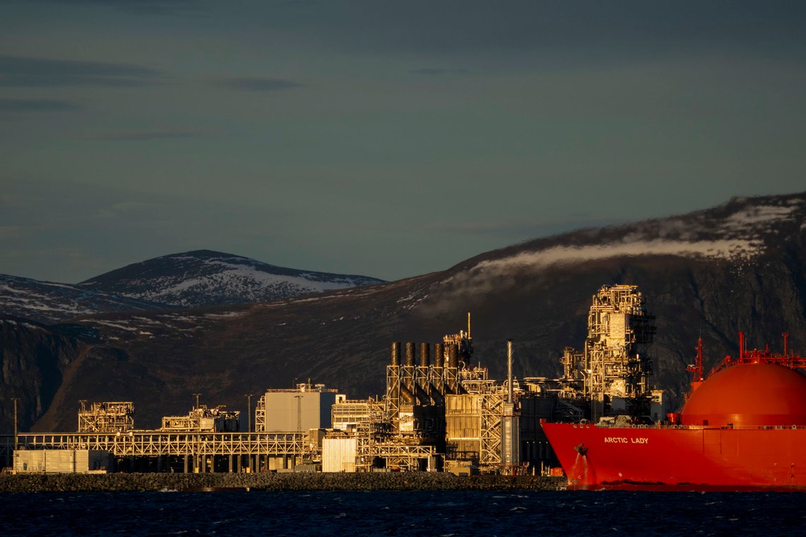 Her på Melkøya utenfor Hammerfest har Equinor bygget et anlegg for mottak og prosessering av naturgass fra Snøhvitfeltet i Barentshavet. Gassen blir sendt i en 145 kilometer lang gassrørledning til øya. Foto: Fredrik Varfjell / NTB Her på Melkøya utenfor Hammerfest har Equinor bygget et anlegg for mottak og prosessering av naturgass fra Snøhvitfeltet i Barentshavet. Gassen blir sendt i en 145 kilometer lang gassrørledning til øya. Foto: Fredrik Varfjell / NTB