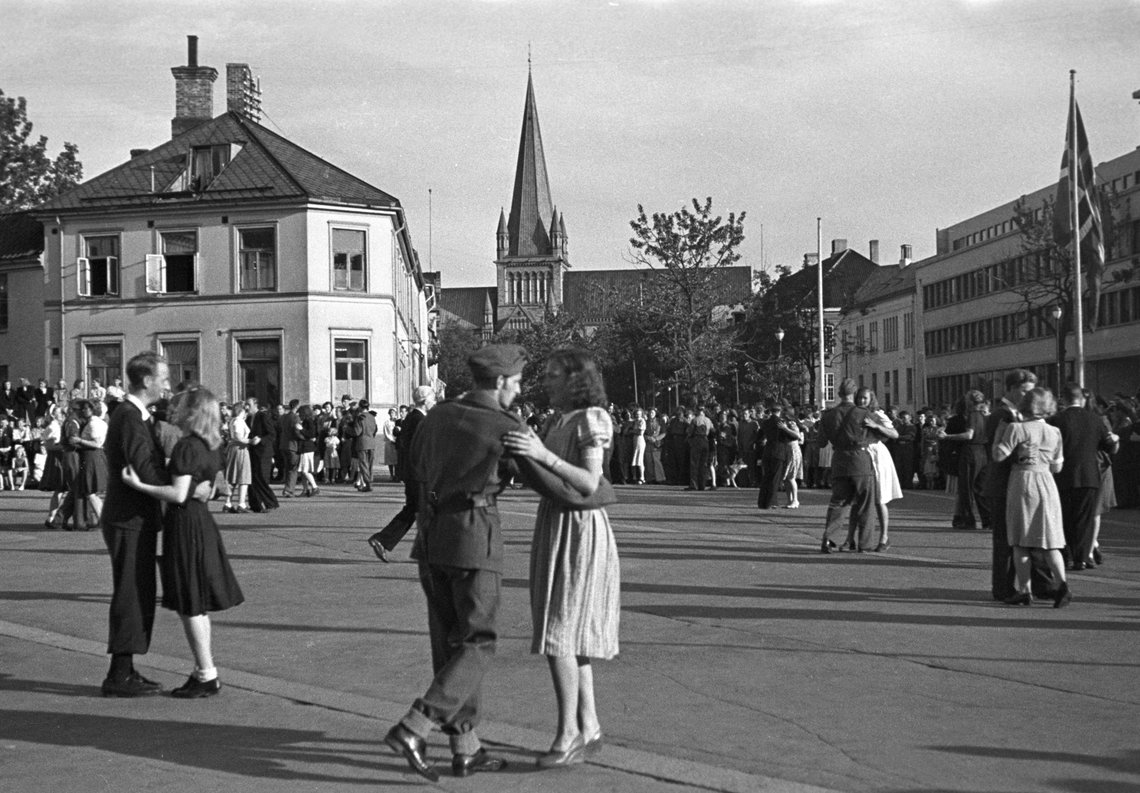 TRONDHEIM 19450630 Fredsdagene 1945 Alliertes dag. I Trondheim ble alliertes dag bl.a. markert med dans på torget. Her får de allierte soldater seg en svingom.
Foto: NTB / NTB TRONDHEIM 19450630 Fredsdagene 1945 Alliertes dag. I Trondheim ble alliertes dag bl.a. markert med dans på torget. Her får de allierte soldater seg en svingom.
Foto: NTB / NTB