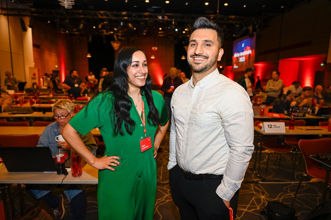 Siavash Mobasheri (t.h.) fra Oslo Rødt legger ikke fingrene imellom i sin karakteristikk av Jens Stoltenberg. Her sammen med partikollega Sofia Rana under Rødts landsmøte i Stavanger. Foto: Carina Johansen / NTB Siavash Mobasheri (t.h.) fra Oslo Rødt legger ikke fingrene imellom i sin karakteristikk av Jens Stoltenberg. Her sammen med partikollega Sofia Rana under Rødts landsmøte i Stavanger. Foto: Carina Johansen / NTB