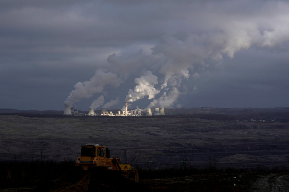 Brenning av kull for å produsere blant annet elektrisitet økte globalt i fjor, ifølge en rapport. Bildet viser et kullkraftverk i den polske byen Bogatynia. Foto: Petr David Josek / AP / NTB Brenning av kull for å produsere blant annet elektrisitet økte globalt i fjor, ifølge en rapport. Bildet viser et kullkraftverk i den polske byen Bogatynia. Foto: Petr David Josek / AP / NTB
