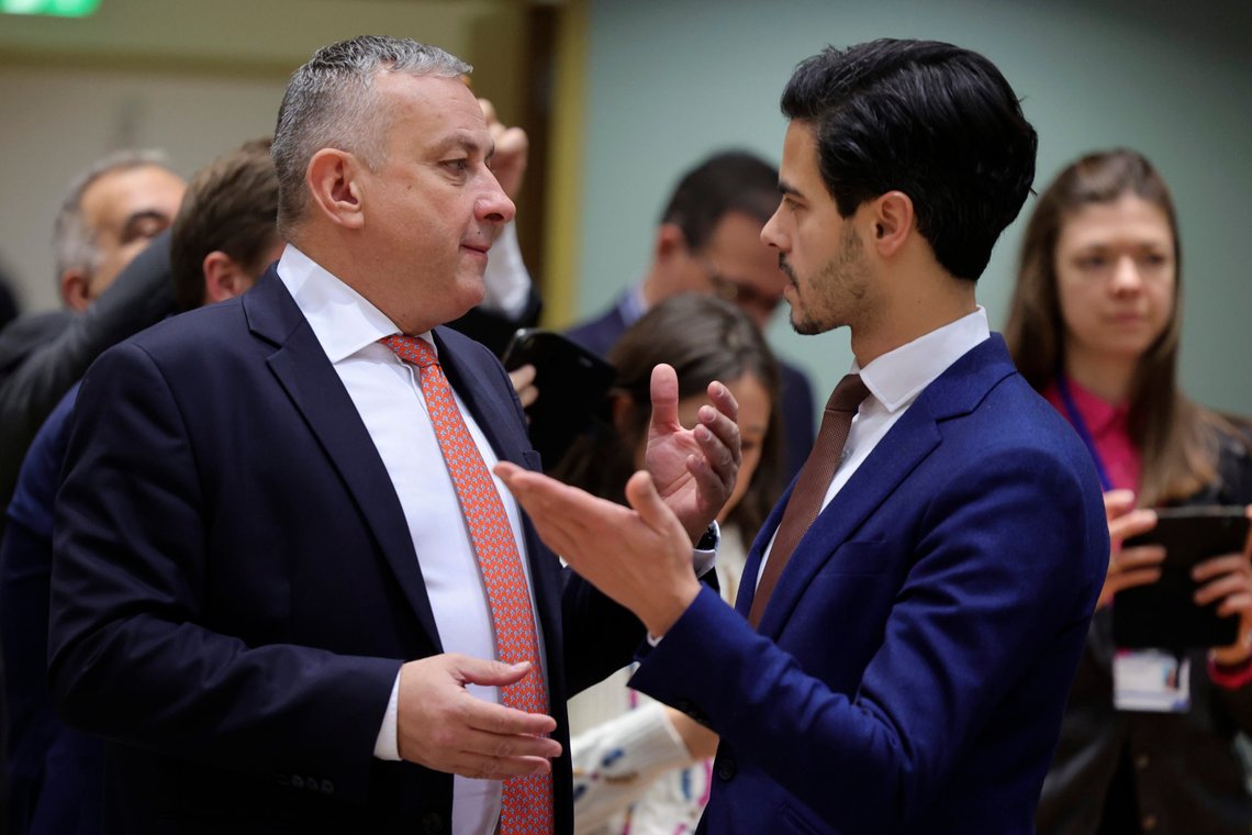 Tsjekkias industri- og handelsminister Jozef Sikela, til venstre, snakker med Nederlands energiminister Rob Jetten under et møte mellom EUs energiministre i Brussel. Foto: AP/Olivier Matthys Tsjekkias industri- og handelsminister Jozef Sikela, til venstre, snakker med Nederlands energiminister Rob Jetten under et møte mellom EUs energiministre i Brussel. Foto: AP/Olivier Matthys
