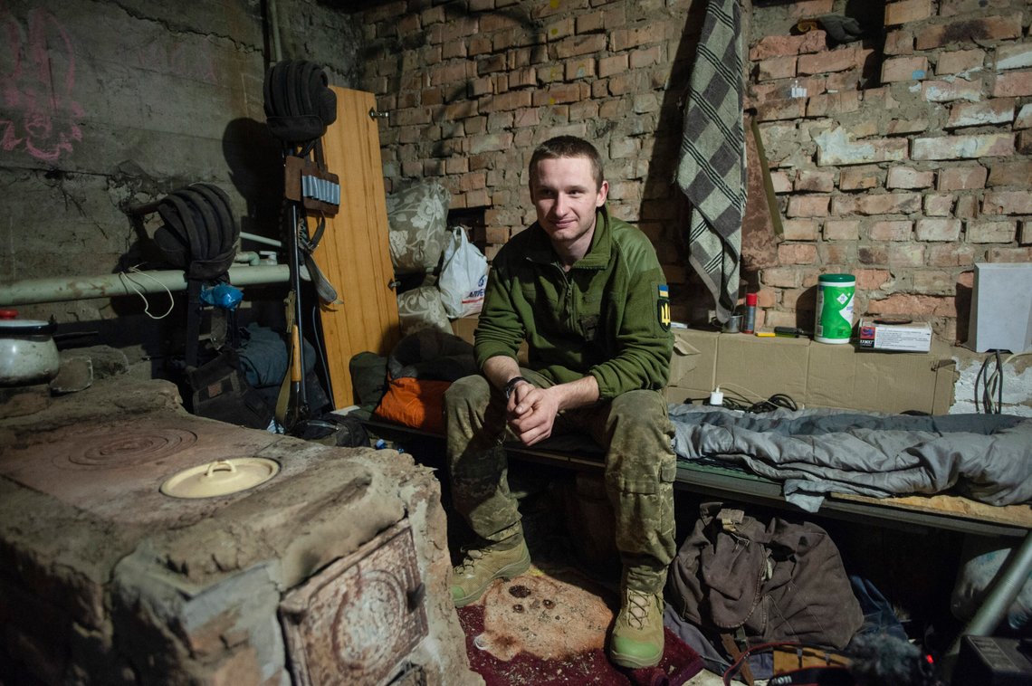 En ukrainsk soldat i beskyttelse i en liten enklave i Bakhmut. Nå håper Ukraina å slå tilbake mot russerne i en lenge planlagt våroffensiv. Dette kan bli meget avgjørende met tanke på hva som skjer fremover. Foto: Iryna Rybakova /AP/ NTB En ukrainsk soldat i beskyttelse i en liten enklave i Bakhmut. Nå håper Ukraina å slå tilbake mot russerne i en lenge planlagt våroffensiv. Dette kan bli meget avgjørende met tanke på hva som skjer fremover. Foto: Iryna Rybakova /AP/ NTB