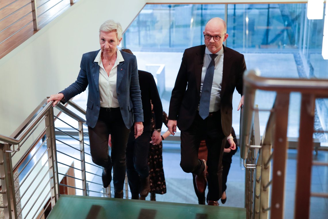 Fredag formiddag stiller partene i frontfaget på Riksmeklerens kontor for å gjøre et siste forsøk på å bli enige om årets lønnsoppgjør. LO-leder Peggy Hessen Følsvik og NHO-sjef Ole Erik Almlid har ikke uventet ulike meninger til hvor mye bedriftene har råd til å gi. Foto: Hanna Johre / NTB Fredag formiddag stiller partene i frontfaget på Riksmeklerens kontor for å gjøre et siste forsøk på å bli enige om årets lønnsoppgjør. LO-leder Peggy Hessen Følsvik og NHO-sjef Ole Erik Almlid har ikke uventet ulike meninger til hvor mye bedriftene har råd til å gi. Foto: Hanna Johre / NTB