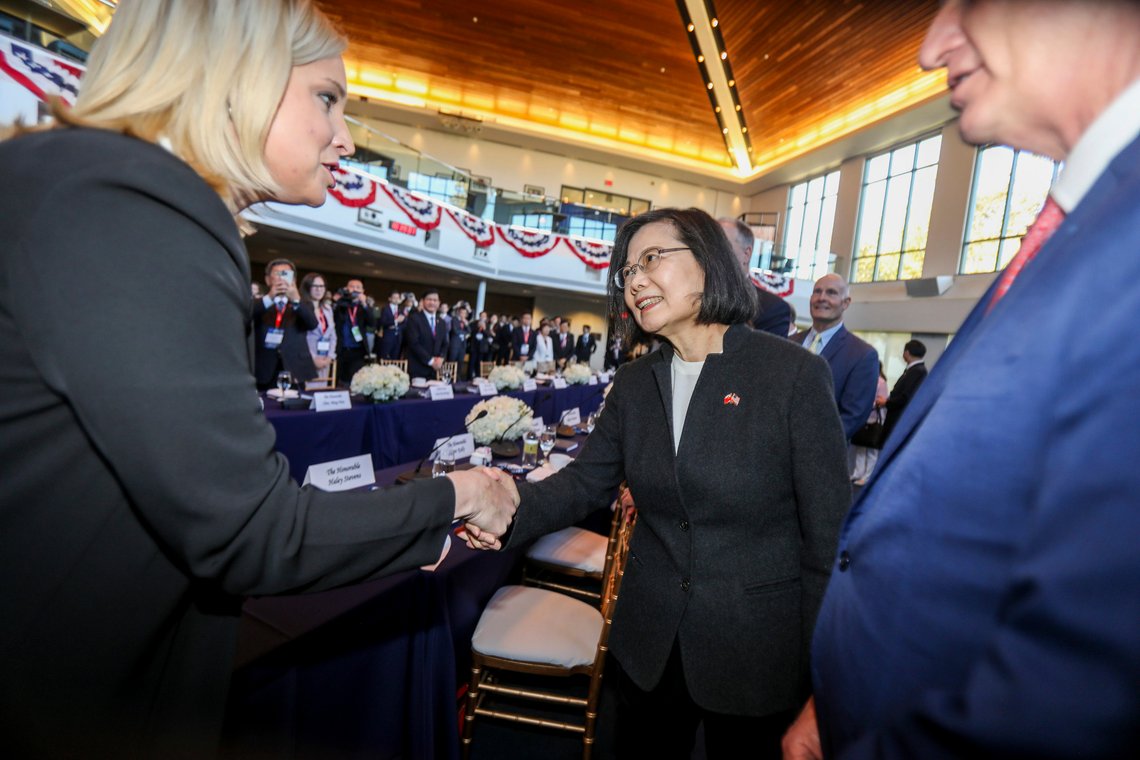 Taiwans president Tsai Ing-wen (i midten) ble tatt imot i Ronald Reagan Presidential Library i Simi Valley i California. Foto: Ringo H.W. Chiu / AP / NTB Taiwans president Tsai Ing-wen (i midten) ble tatt imot i Ronald Reagan Presidential Library i Simi Valley i California. Foto: Ringo H.W. Chiu / AP / NTB