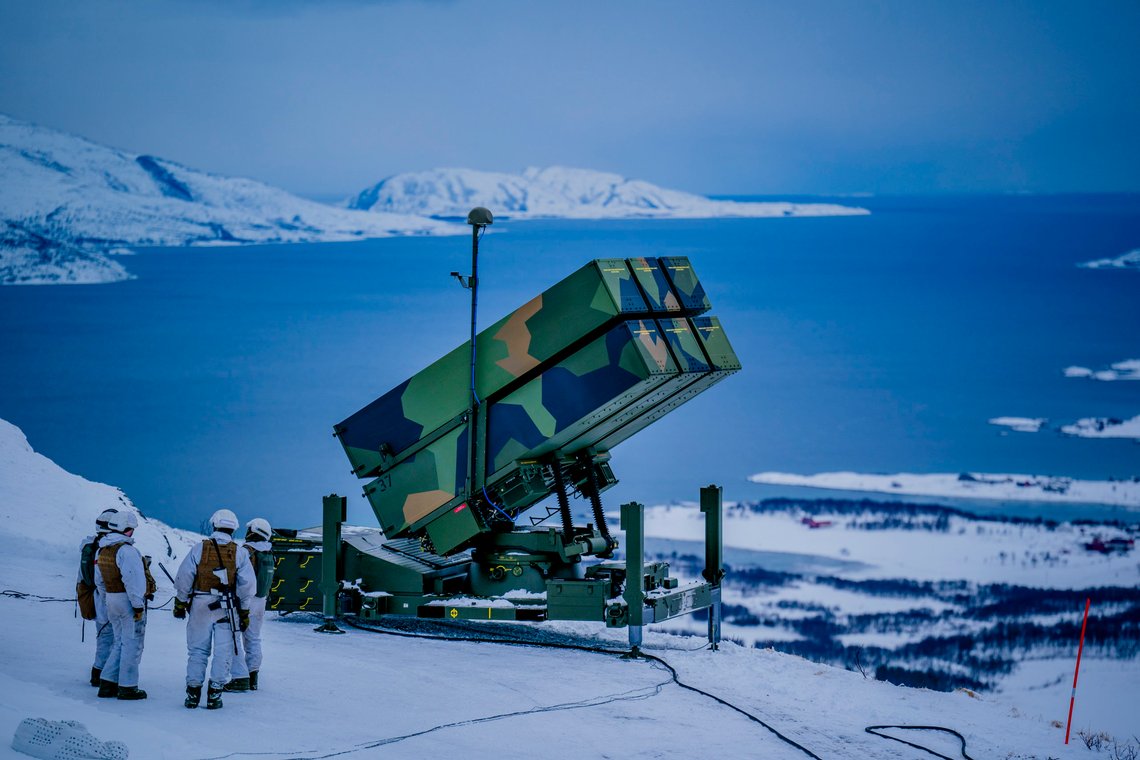 Evenes 20230314.
Det mobile modulbaserte mellomdistanse bakke til luft luftvernsystemet NASAMS på en fjelltopp ved Evenes flystasjon.
Foto: Stian Lysberg Solum / NTB Evenes 20230314.
Det mobile modulbaserte mellomdistanse bakke til luft luftvernsystemet NASAMS på en fjelltopp ved Evenes flystasjon.
Foto: Stian Lysberg Solum / NTB