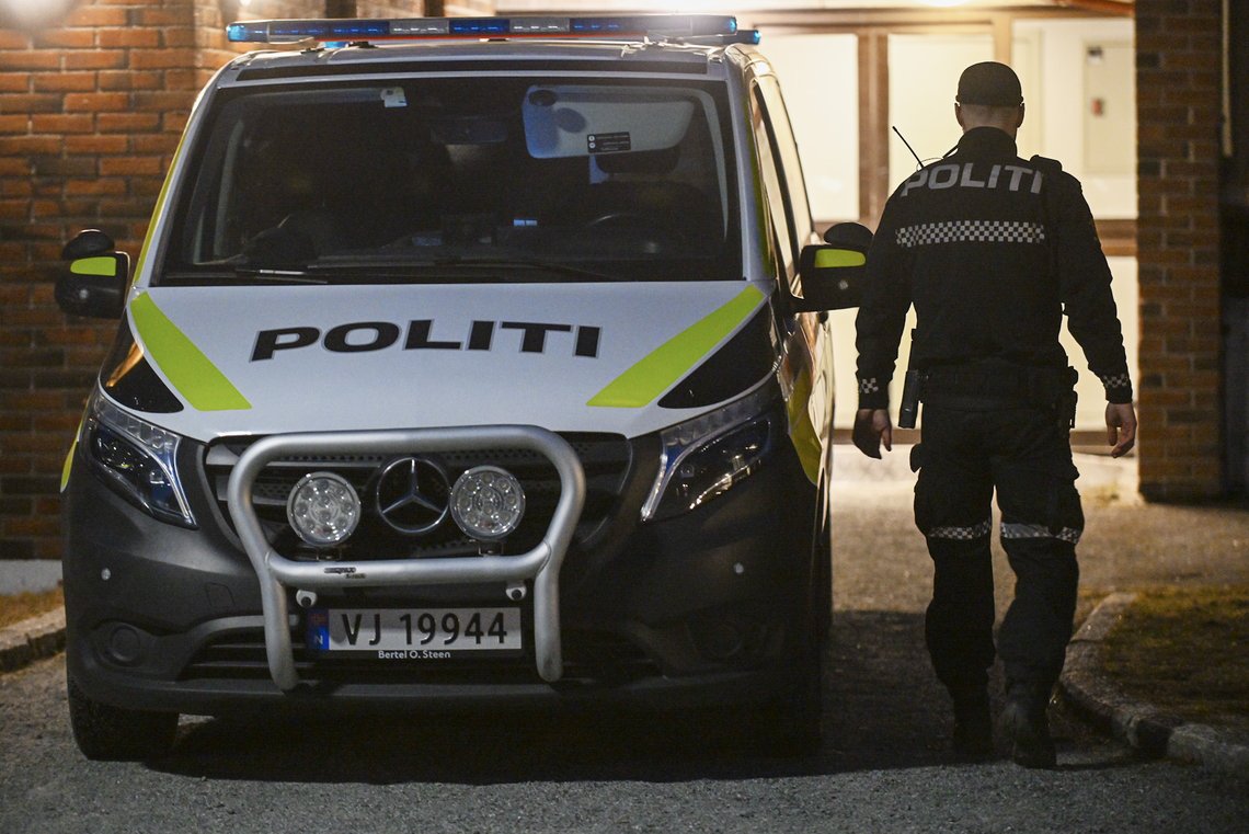 Politiet jobber på stedet etter at en person er funnet død i en leilighet i Trondheim. Politiet arbeider ut ifra flere hypoteser, men sier det ikke er fare for omgivelsene. Foto: Joakim Halvorsen / NTB Politiet jobber på stedet etter at en person er funnet død i en leilighet i Trondheim. Politiet arbeider ut ifra flere hypoteser, men sier det ikke er fare for omgivelsene. Foto: Joakim Halvorsen / NTB