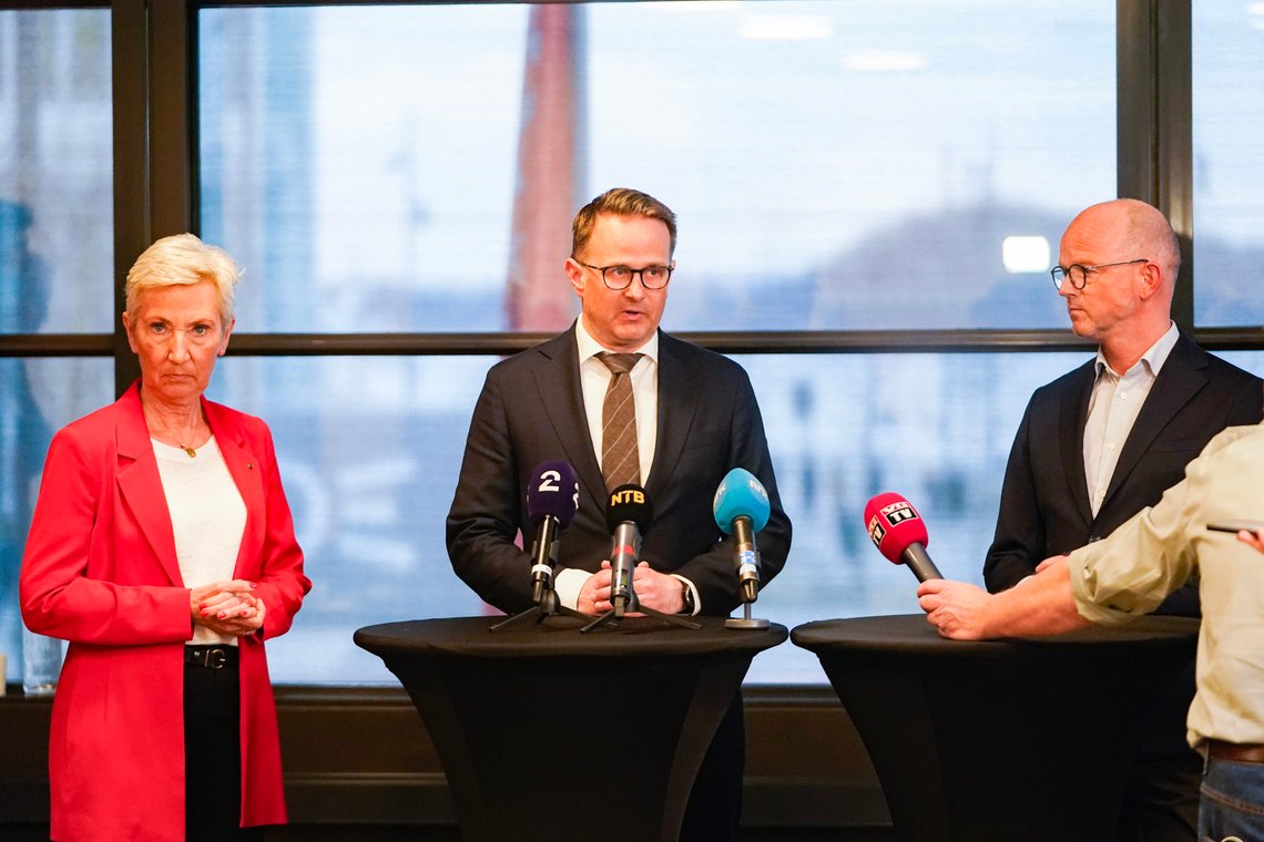 Oslo 20230416.
Riksmekler Mats Ruland, NHOs administrerende direktør Ole Erik Almlid og LO-leder Peggy Hessen Følsvik møter pressen etter bruddet i meklingen i lønnsoppgjøret for 2023.
Foto: Terje Pedersen / NTB Oslo 20230416.
Riksmekler Mats Ruland, NHOs administrerende direktør Ole Erik Almlid og LO-leder Peggy Hessen Følsvik møter pressen etter bruddet i meklingen i lønnsoppgjøret for 2023.
Foto: Terje Pedersen / NTB